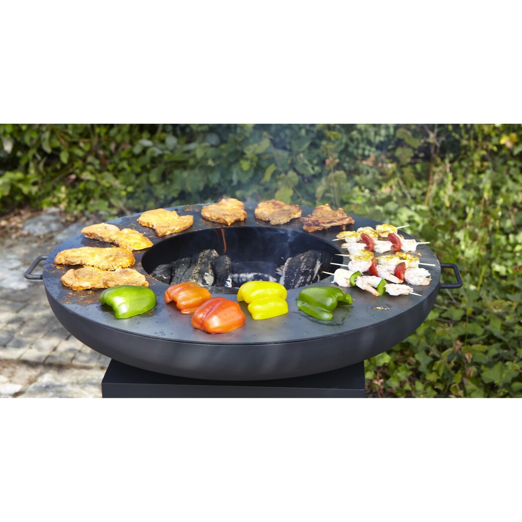 Grillen von Fleisch und Gemüse auf einer Feuerschale