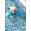 Kind mit Schwimmflügeln im Pool