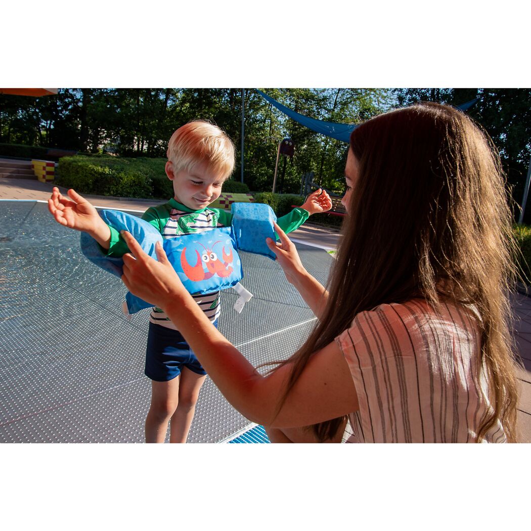 Kind mit Schwimmflügeln