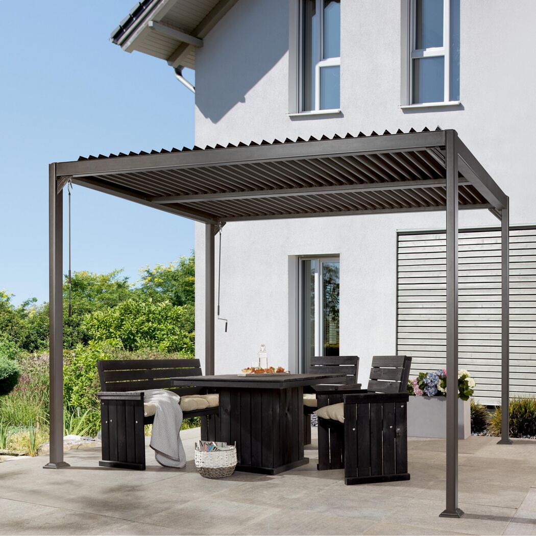 Schwarze Terrassenüberdachung mit Essgruppe