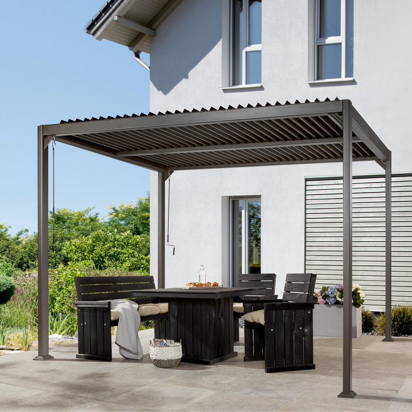 Schwarze Terrassenüberdachung mit Essgruppe