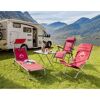 Campingliege und zwei Stühle vor einem Wohnmobil