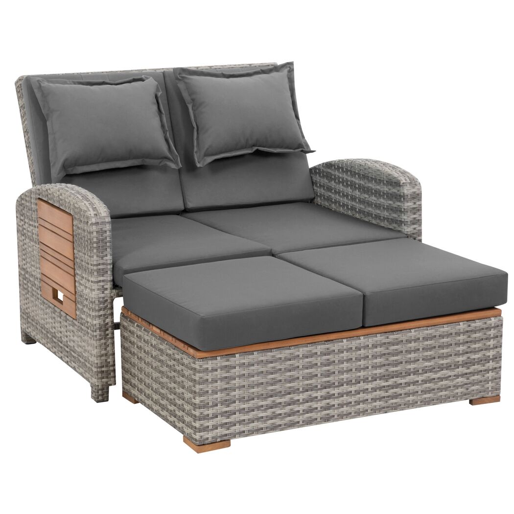 Graues Rattansofa mit zwei grauen Kissen und Fußhocker