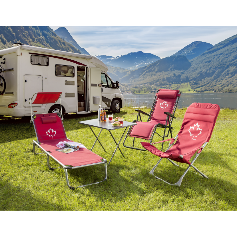 Campingstühle und -liege vor einem Wohnmobil