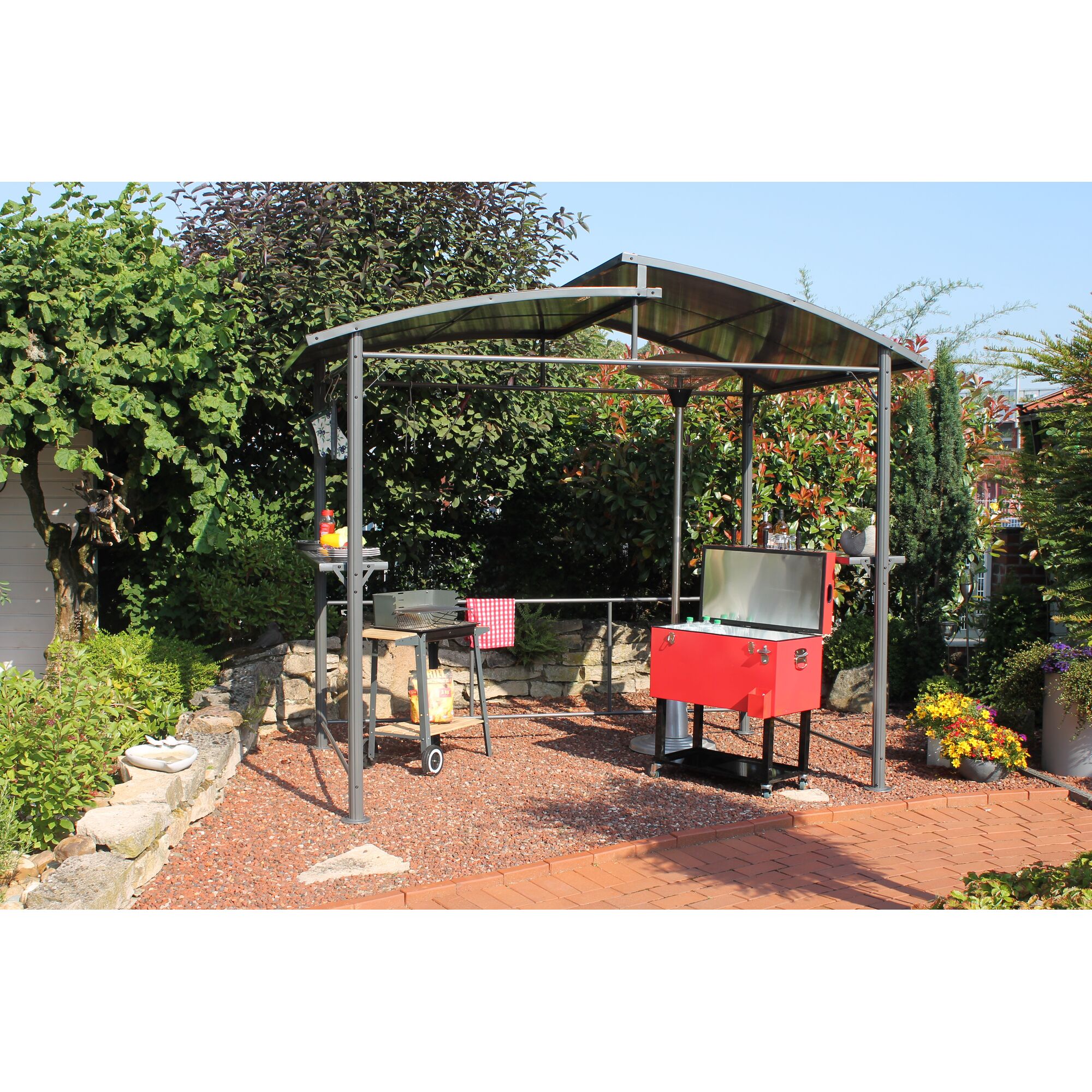 Grillpavillon mit Grill und roter Kühlbox