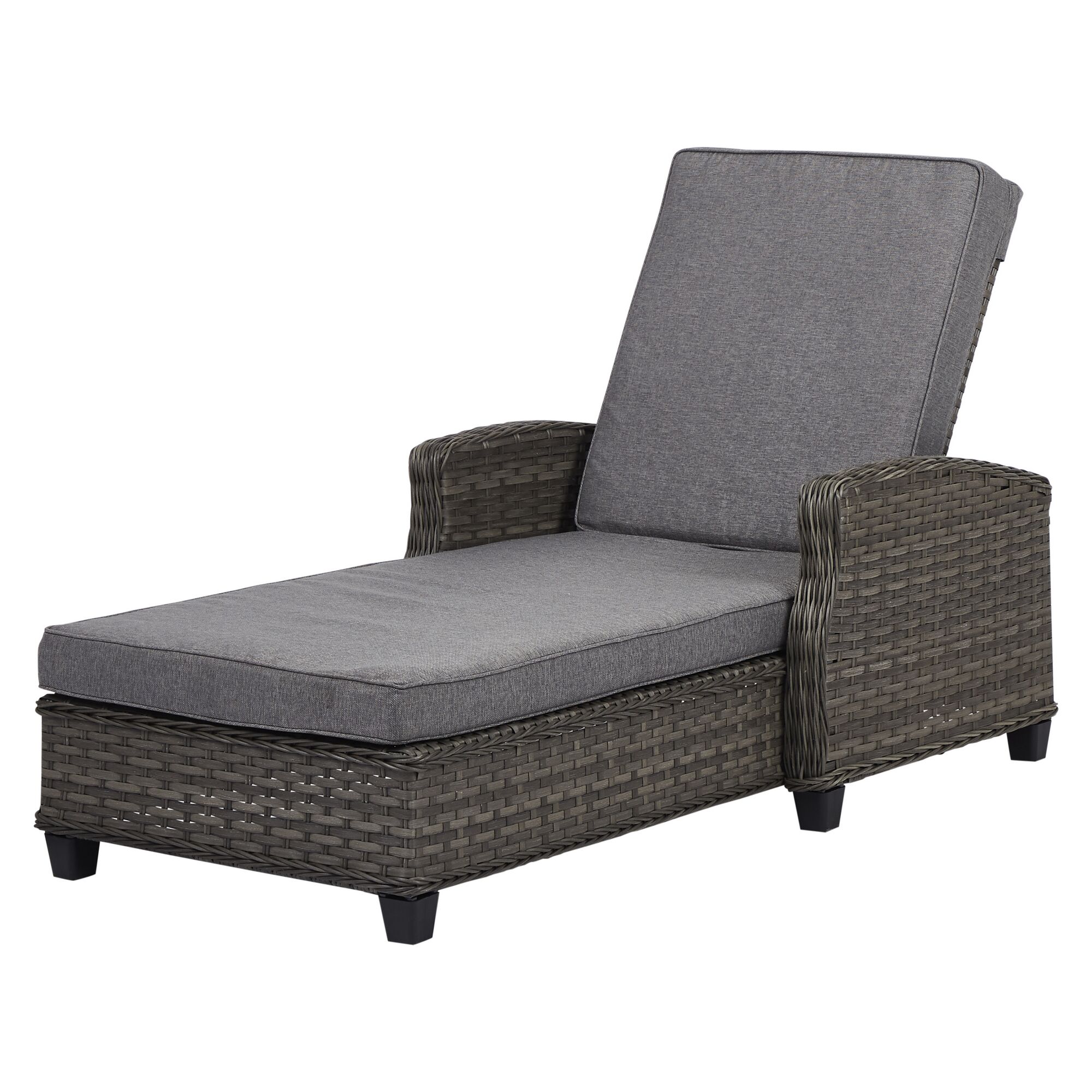 Geflochtene Gartenliege mit grauen Polstern