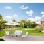 Gartenmöbel-Set mit Sonnenschirm auf Terrasse
