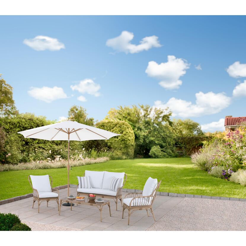 Gartenmöbel-Set mit Sonnenschirm auf Terrasse