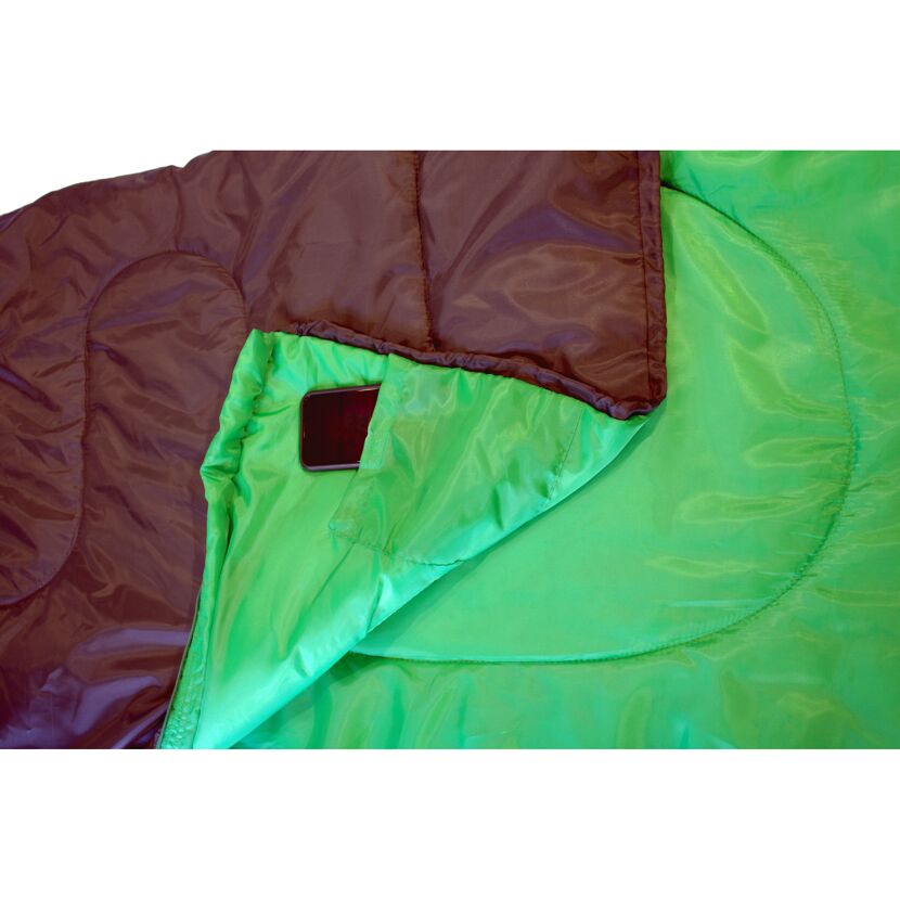 Grüner und brauner Schlafsack mit Handy in einer Tasche.