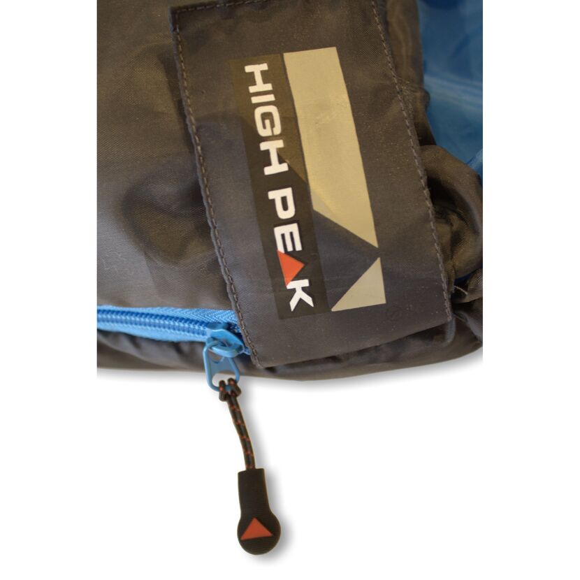 Nahaufnahme des High Peak-Logos auf einem Schlafsack.