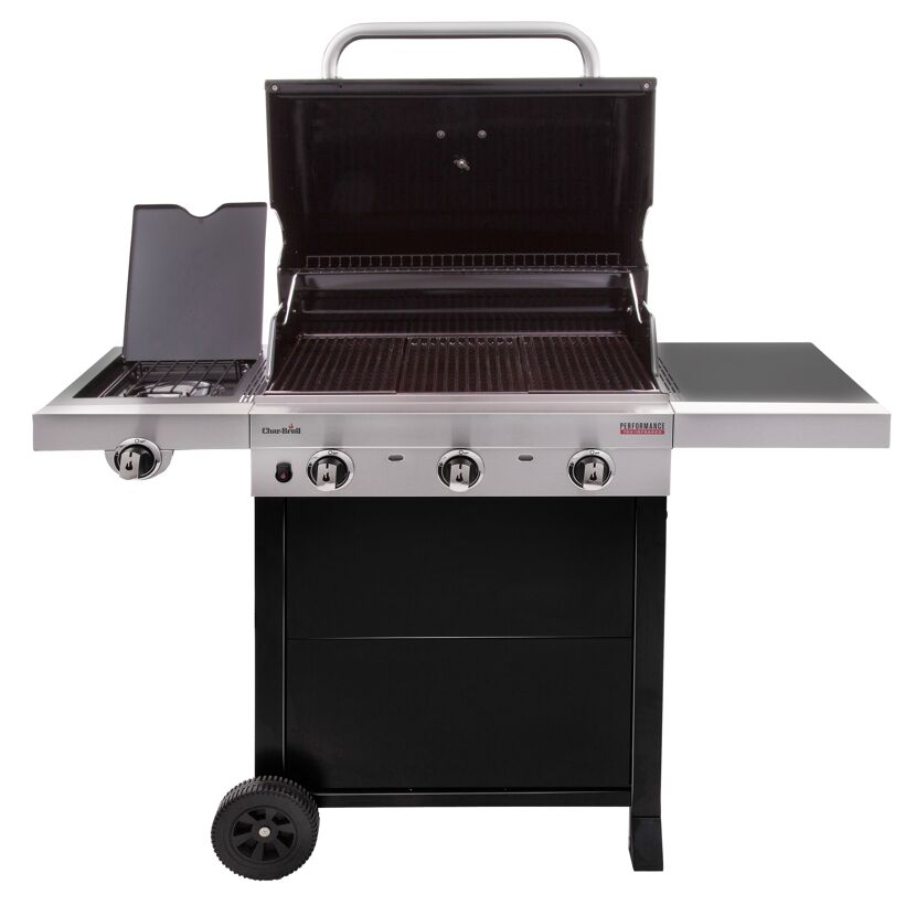 Gasgrill mit drei Brennern und geöffnetem Deckel.