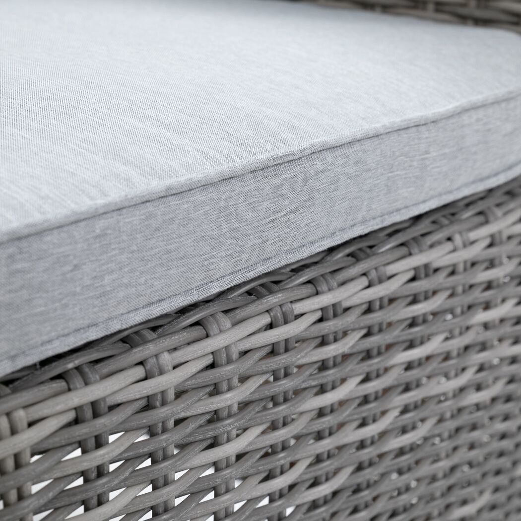 Nahaufnahme eines grauen Sitzkissens auf einem Rattan-Sessel