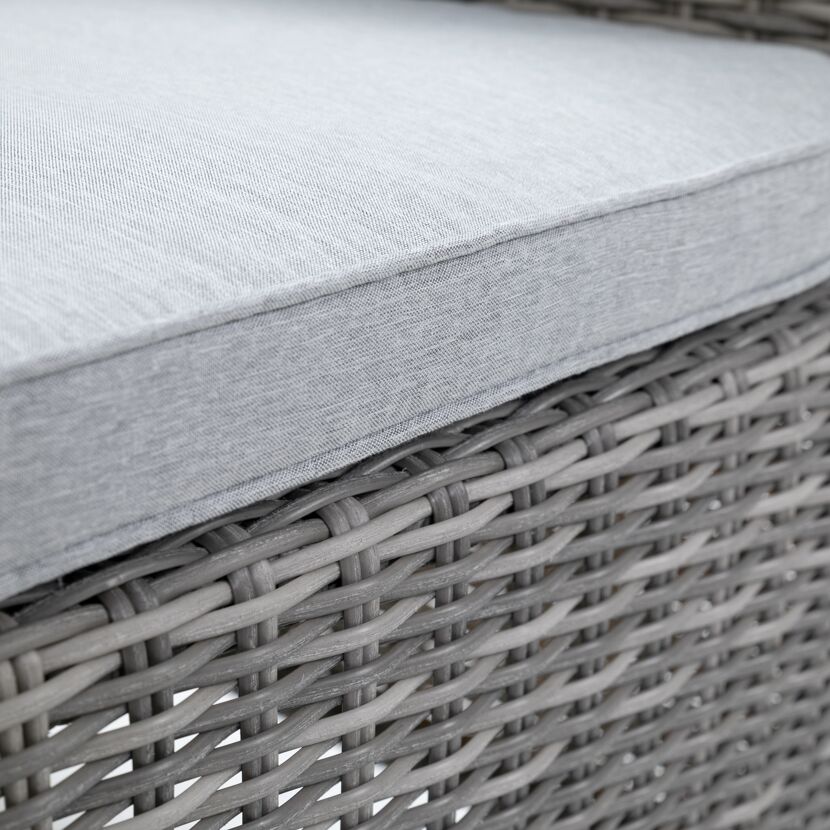Nahaufnahme eines grauen Sitzkissens auf einem Rattan-Sessel