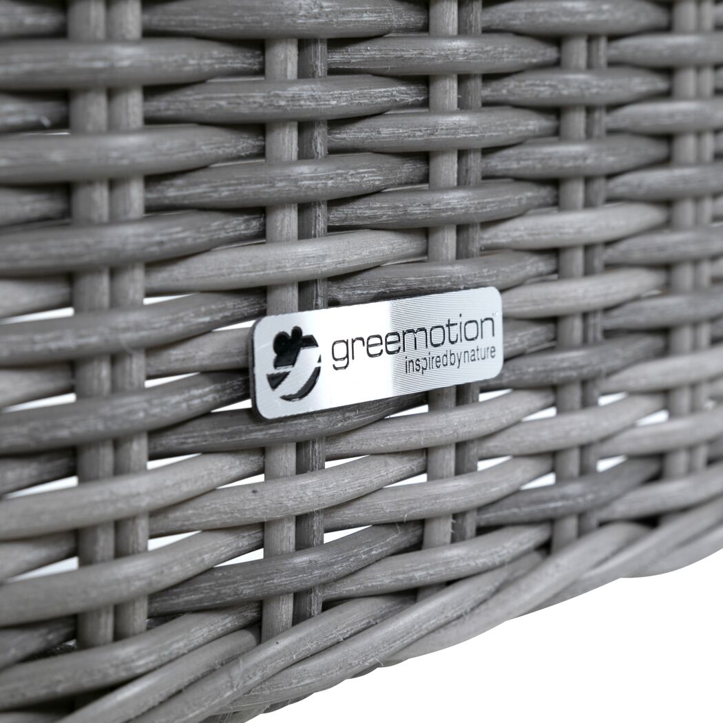 Nahaufnahme des geflochtenen Rattansessels Marliazu Set Tilda mit greenmotion Logo