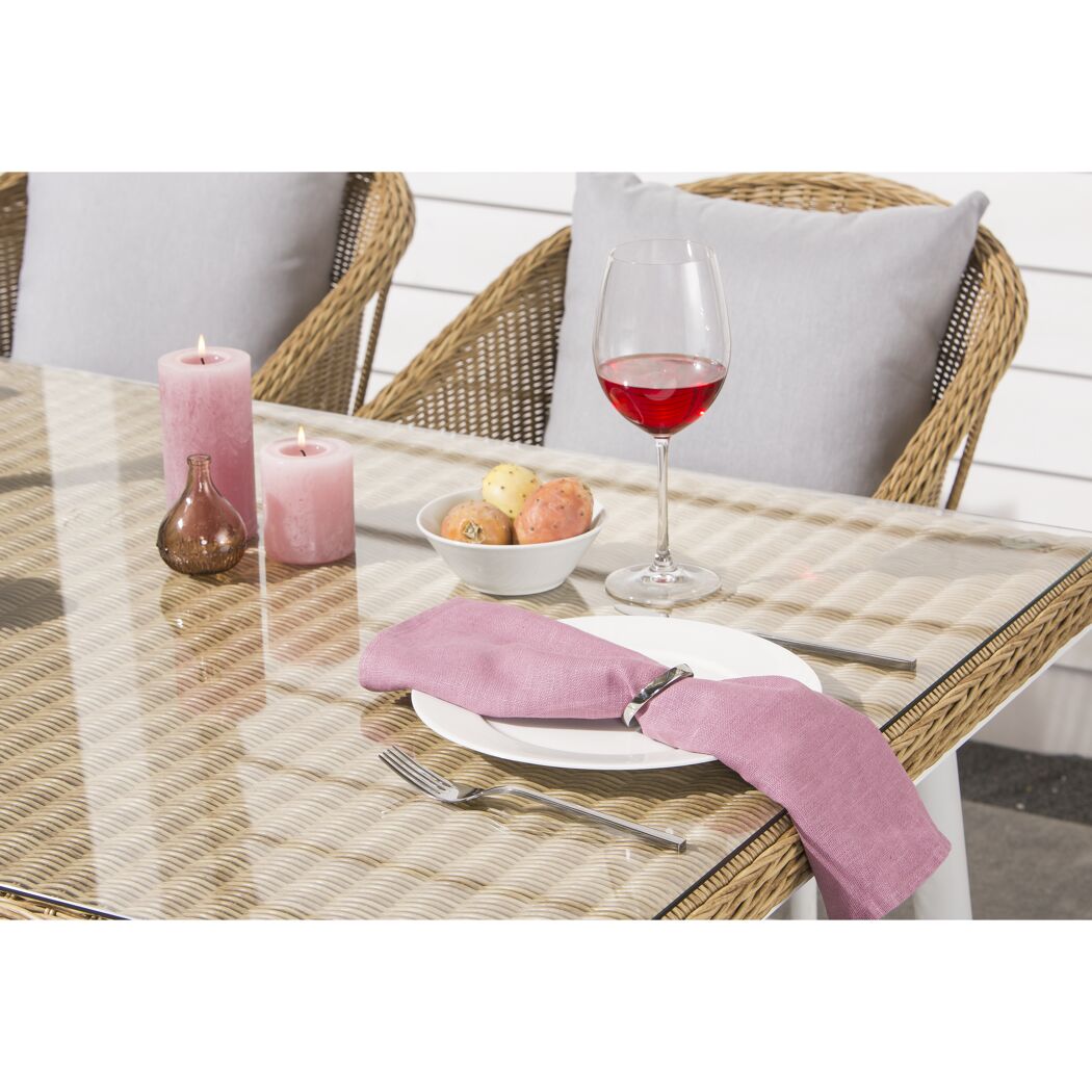 Gedeckter Tisch mit Gläsern, Kerzen und Früchten