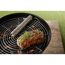 Räucherrohr und Fleisch auf einem Grill