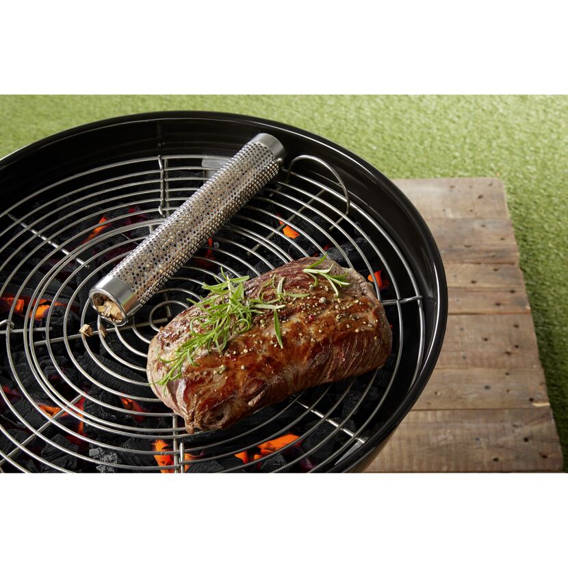Räucherrohr und Fleisch auf einem Grill