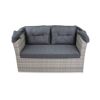 Graues Polyrattan-Sofa mit zwei grauen Kissen.
