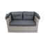 Graues Polyrattan-Sofa mit zwei grauen Kissen.
