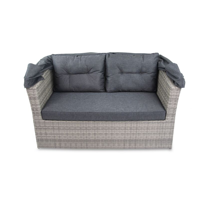 Graues Polyrattan-Sofa mit zwei grauen Kissen.