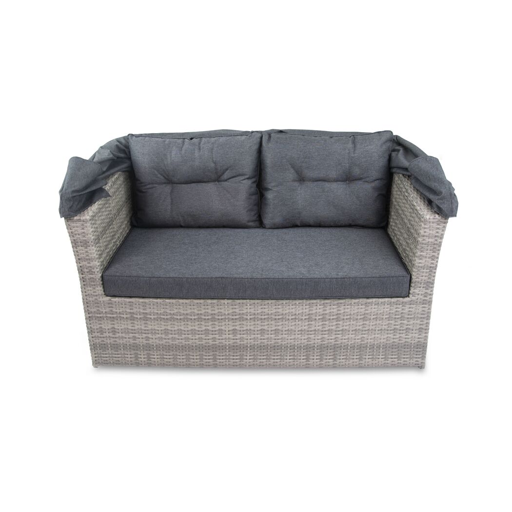 Graues Polyrattan-Sofa mit zwei grauen Kissen.