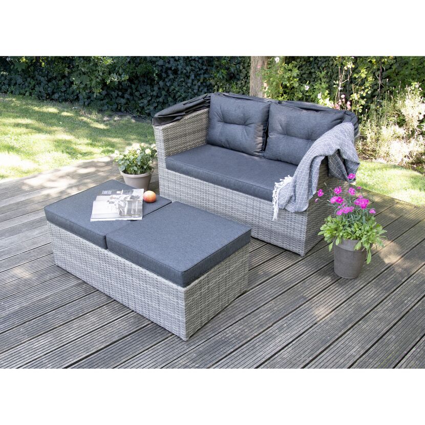 Gartenmöbel Set mit Hocker und Decke auf einer Terrasse
