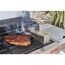 Rippchen werden auf einem Gasgrill mit einer Räucherbox geräuchert.