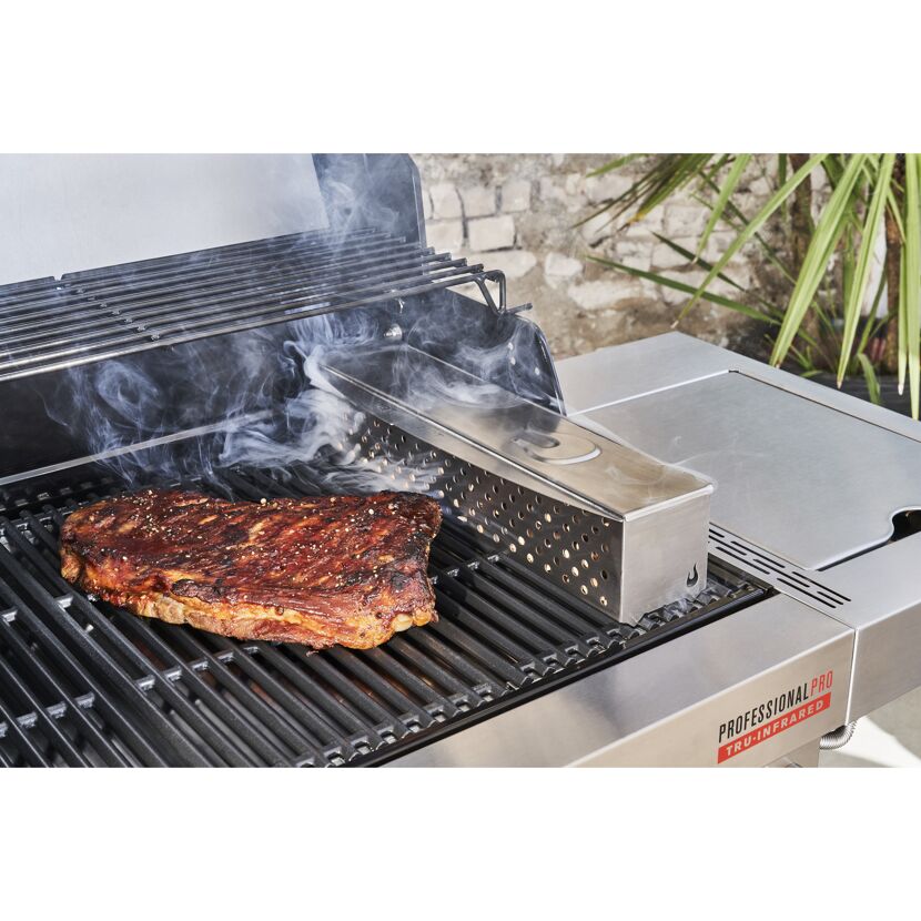 Rippchen werden auf einem Gasgrill mit einer Räucherbox geräuchert.