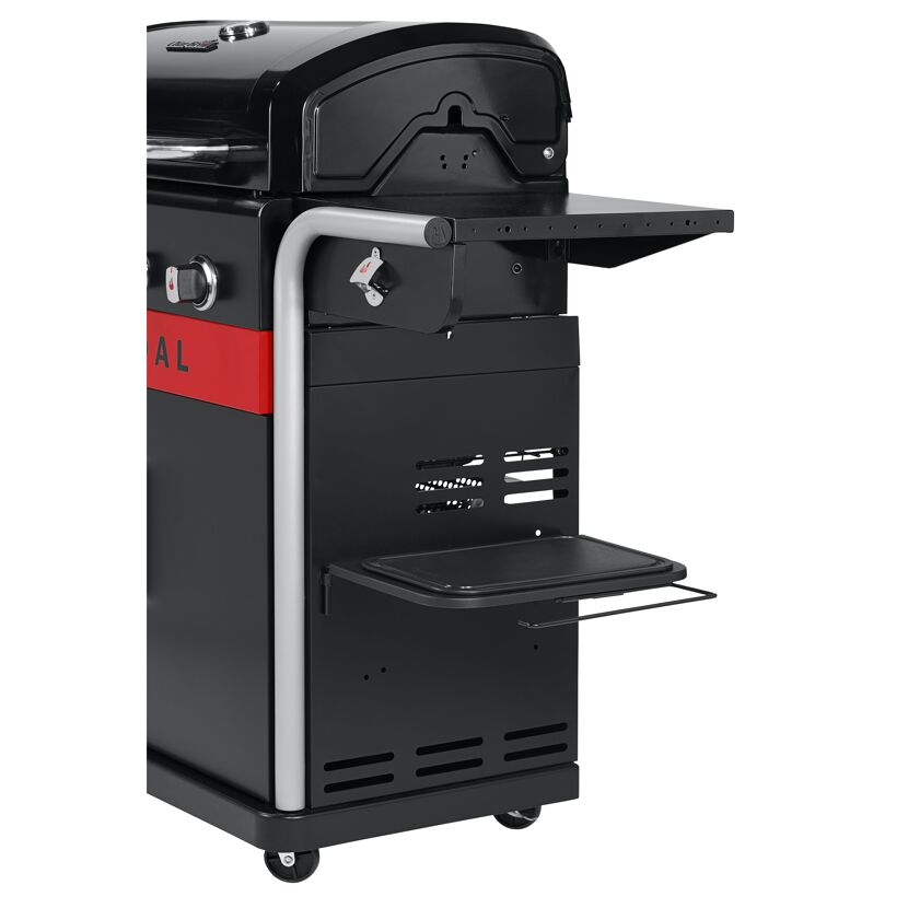 Schwarzer und roter Gasgrill mit ausgeklapptem Seitenbrenner.