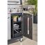 Gasgrill mit geöffneter Tür und Grillzange