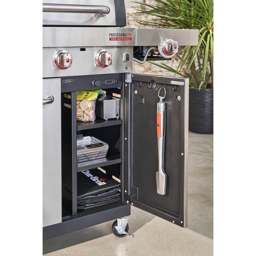 Gasgrill mit geöffneter Tür und Grillzange