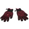 Ein Paar schwarze Grillhandschuhe mit roten Akzenten.