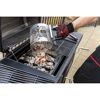 Person verwendet einen Anzündkamin, um einen Grill zu starten.