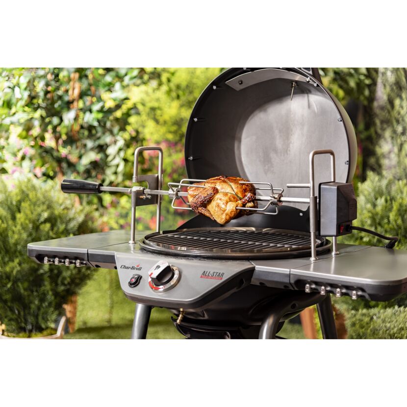Hähnchen am Drehspieß auf einem Gasgrill