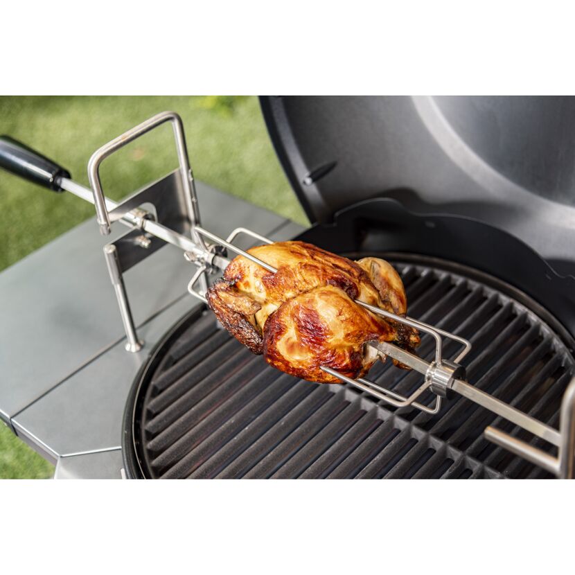Drehspieß mit Hähnchen auf dem Grill
