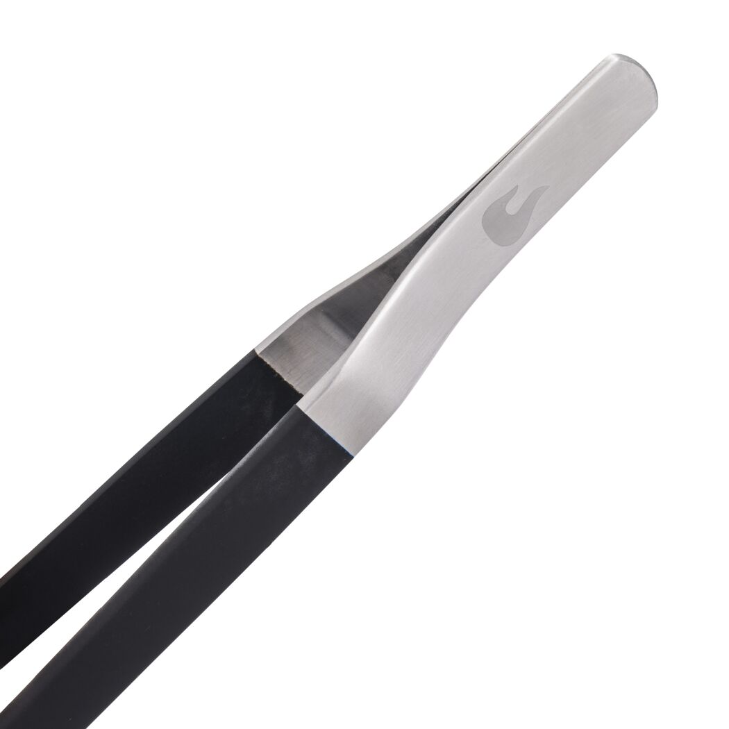 Schwarze Grillzange mit silbernen Metallgriffen