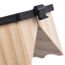 Nahaufnahme eines Holzgriffs mit schwarzem Kunststoffverschluss.