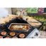 Lasagne, Burger und Maiskolben auf einem Grill.