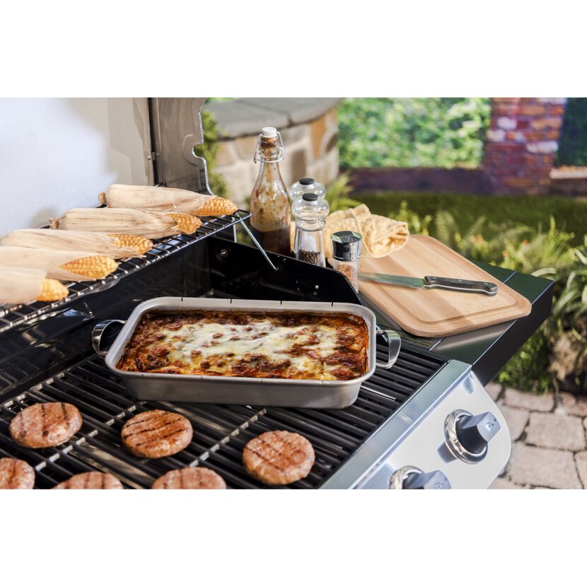 Lasagne, Burger und Maiskolben auf einem Grill.
