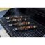 Fleischspieße mit Gemüse werden auf einem Grill gegrillt.