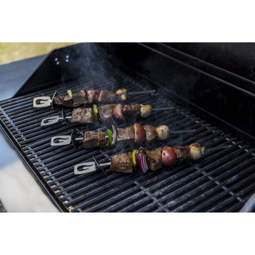 Fleischspieße mit Gemüse werden auf einem Grill gegrillt.