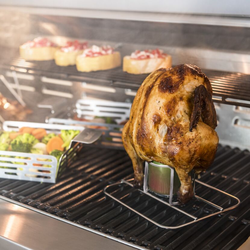 Brathähnchen auf einem Brataufsatz im Grill