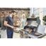 Personen grillen mit dem Char-Broil Gasgrill