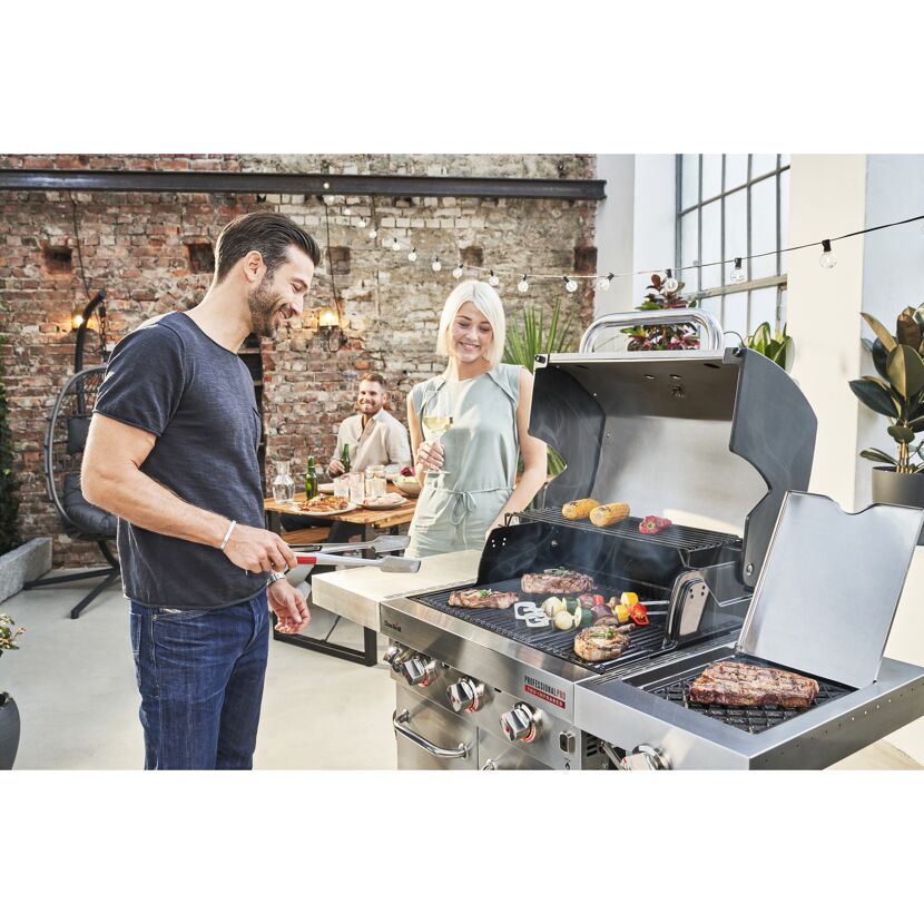 Personen grillen mit dem Char-Broil Gasgrill