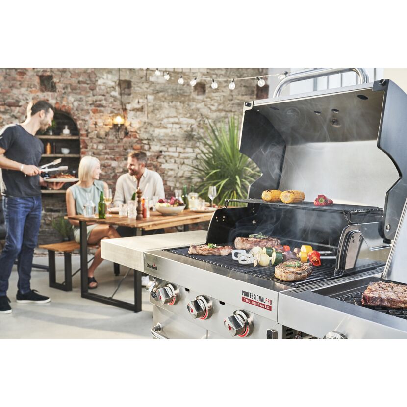 Personen grillen mit dem Char-Broil Professional Pro S 3 Gasgrill.