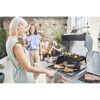 Person grillt auf einem Gasgrill.