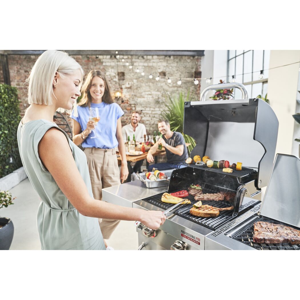 Person grillt auf einem Gasgrill.