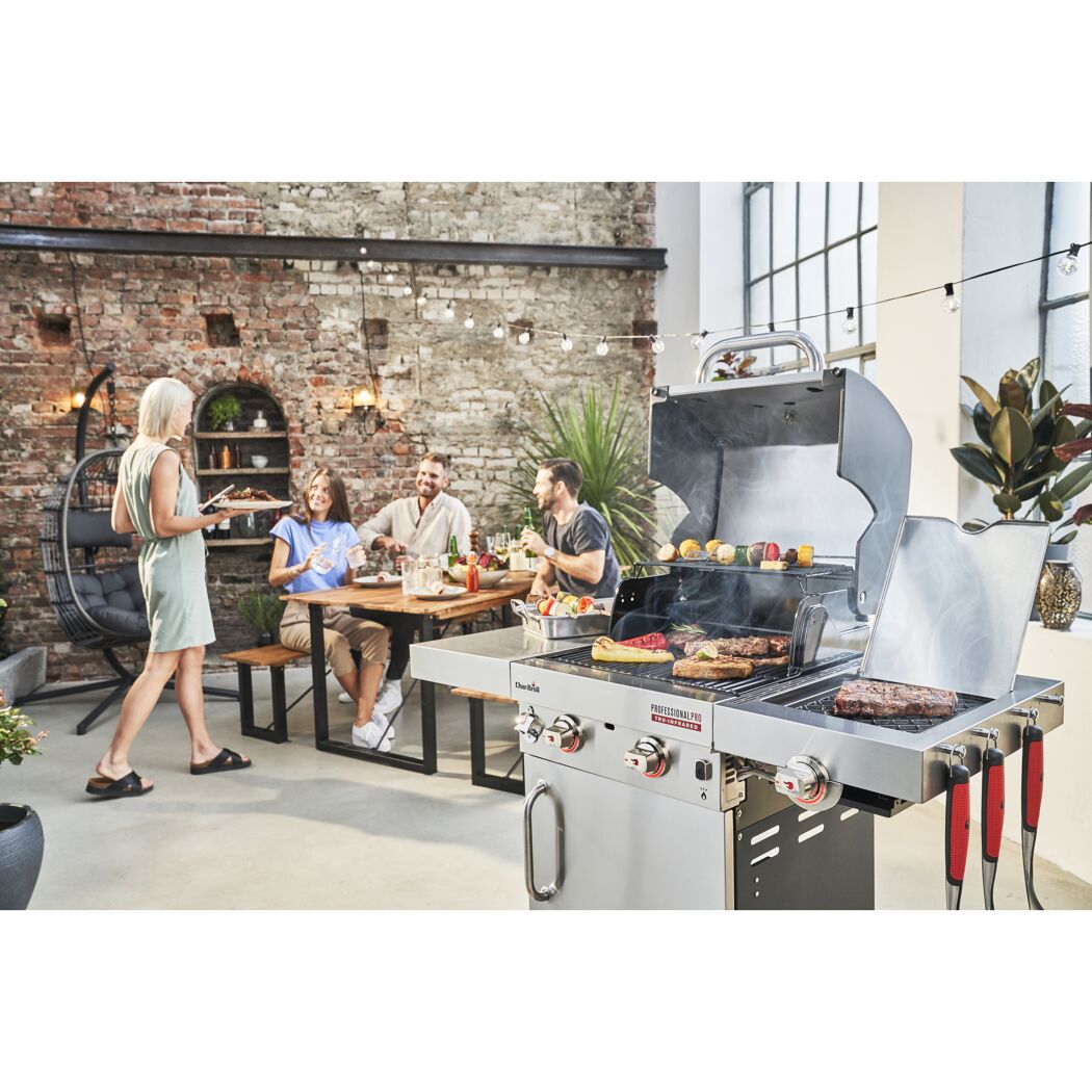 Personen grillen mit dem Char-Broil Gasgrill