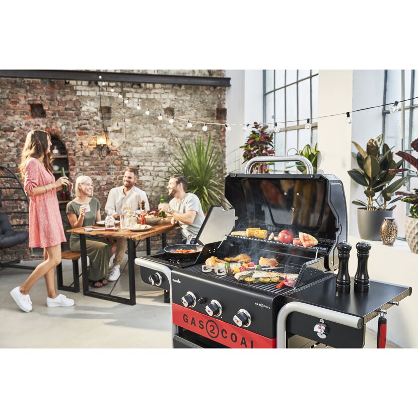 Personen grillen mit dem Gas2Coal 3B Hybridgrill