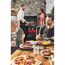 Personen grillen und essen im Garten